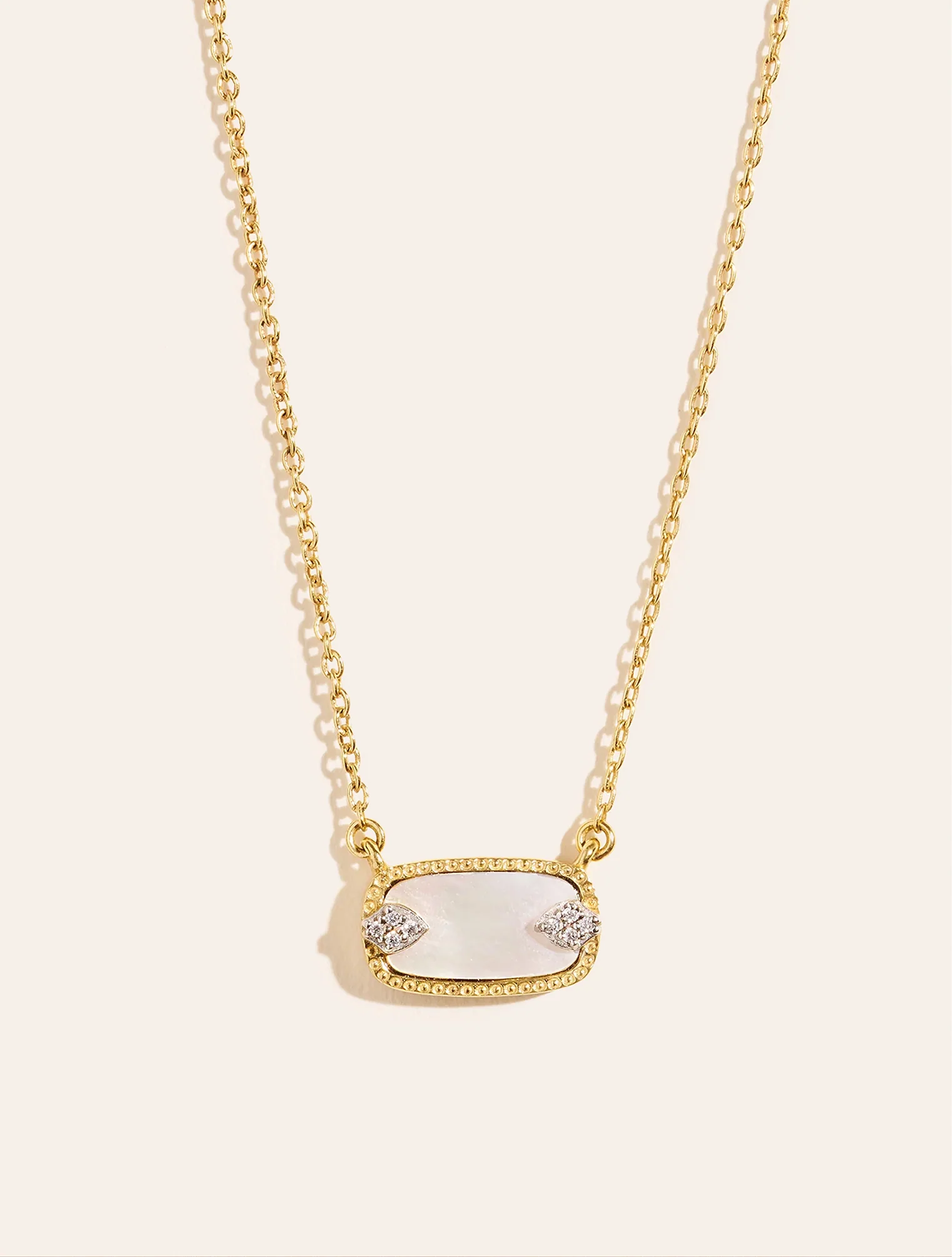 Bemaad_Collier_SANGHA_Nacre_Blanc_1_5759d4f1-c04e-40e9-b1f6-a59a22935cff